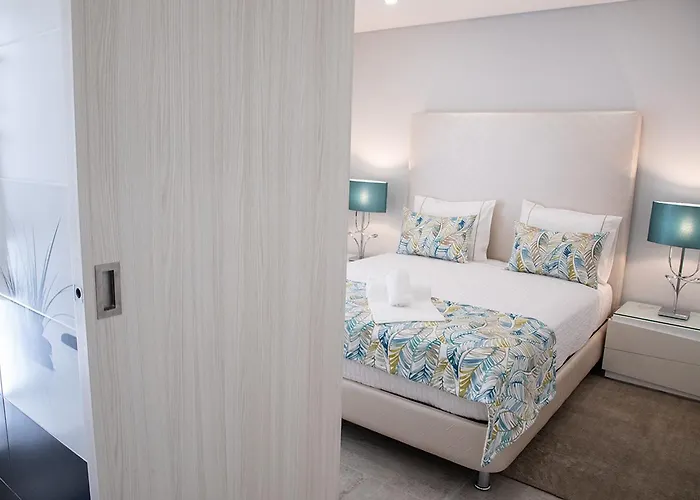 Real Holidays נאזרה