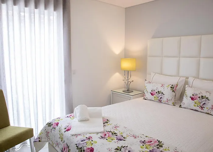 Real Holidays נאזרה